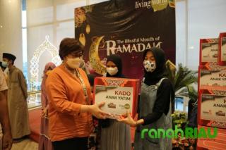 Santunan anak Yatim Jelang Idul Fitri, Lazismu Pekanbaru bekerjasama dengan Living World 